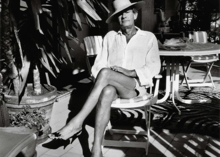 Photographie d'Helmut Newton illustrant la beauté et le désir de la Riviera.